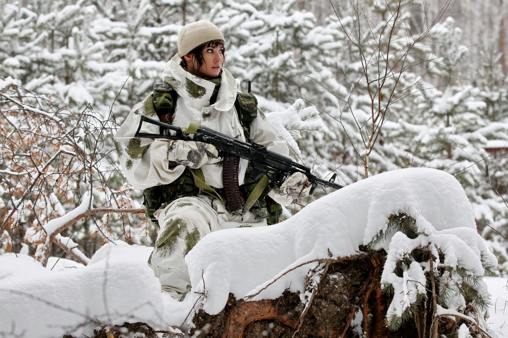 automat las śnieg zima kamuflaż dziewczyna ak-74m ak-74