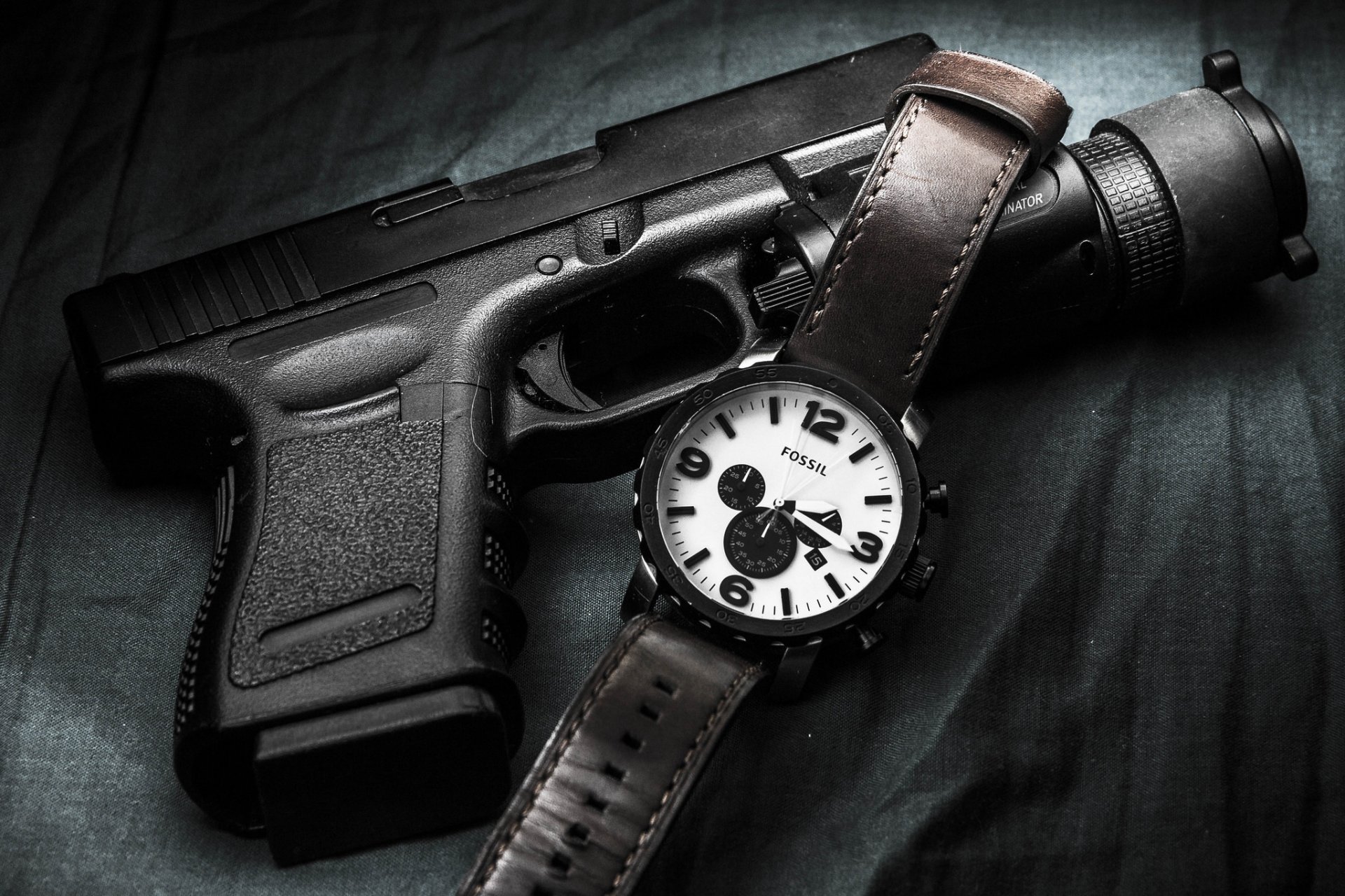 glock selbstladend pistole waffe uhr