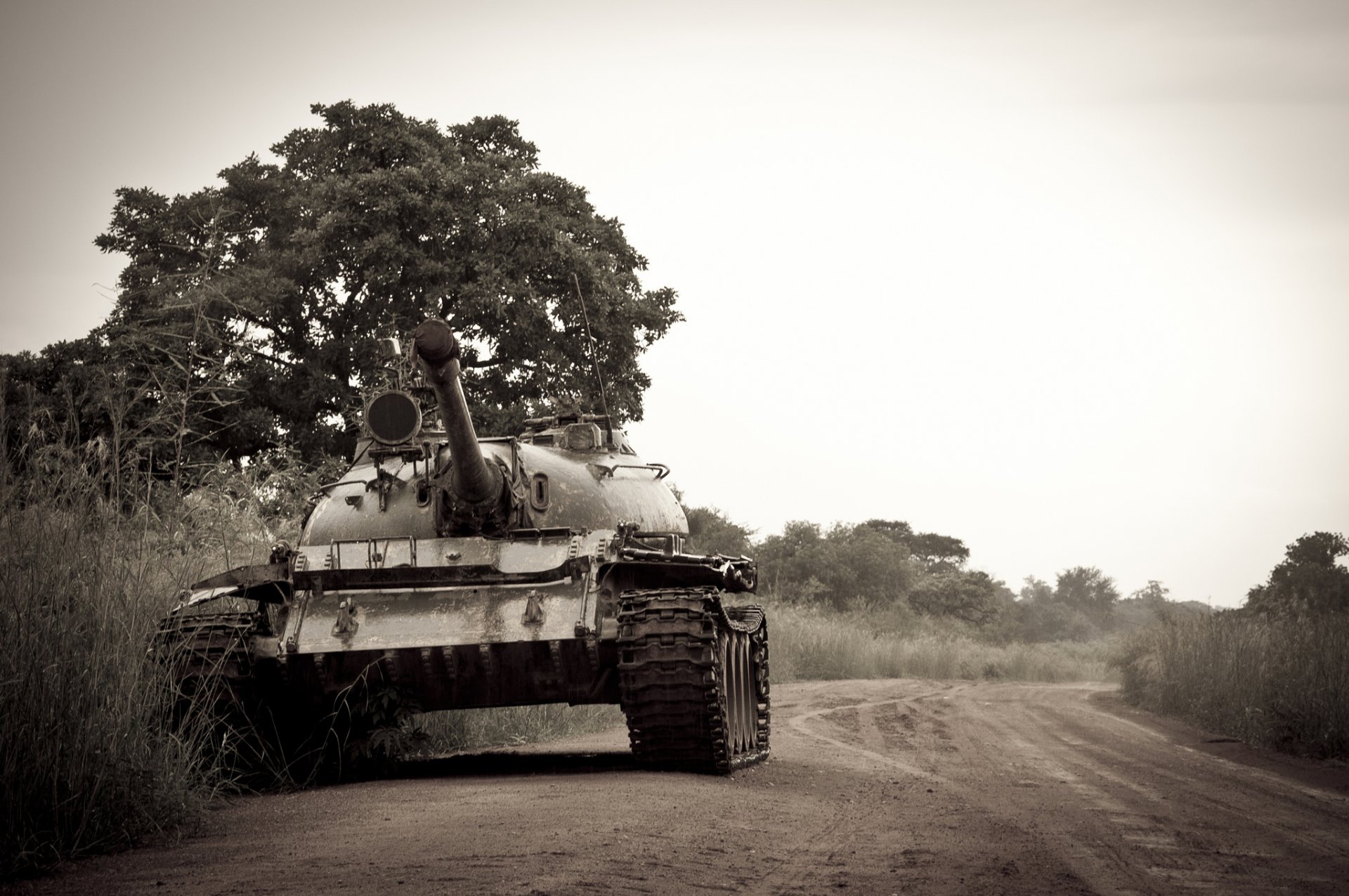 route réservoir armes véhicules blindés