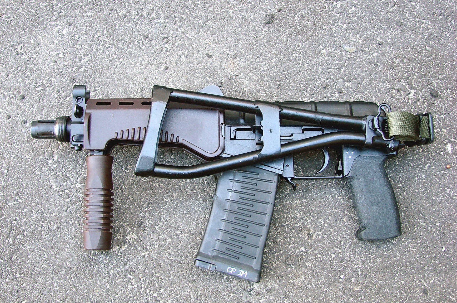 kompaktowy rosyjski 9mm automat sr-3m opracowany 1994 rok możliwość użycia tłumika magazyn sektorowy lub nabojów metalowy na 30 nabojów 9×39mm sp-5 sp-6 instalacja celowników optycznych i nocnych składana lewa rama kolba flag