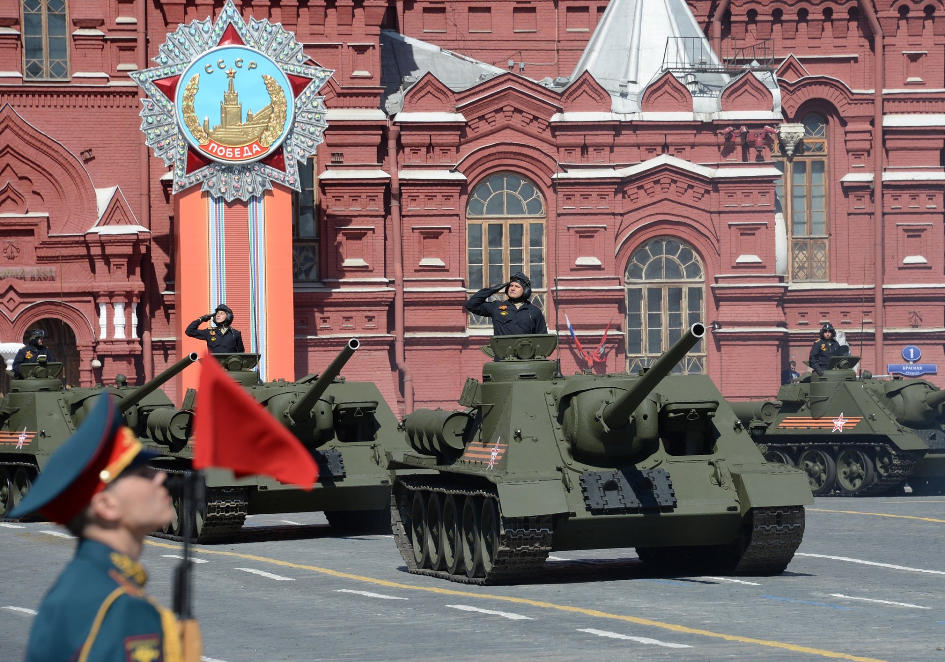 su-100 soviétique artillerie automotrice installation acs moscou ville jour de la victoire place rouge