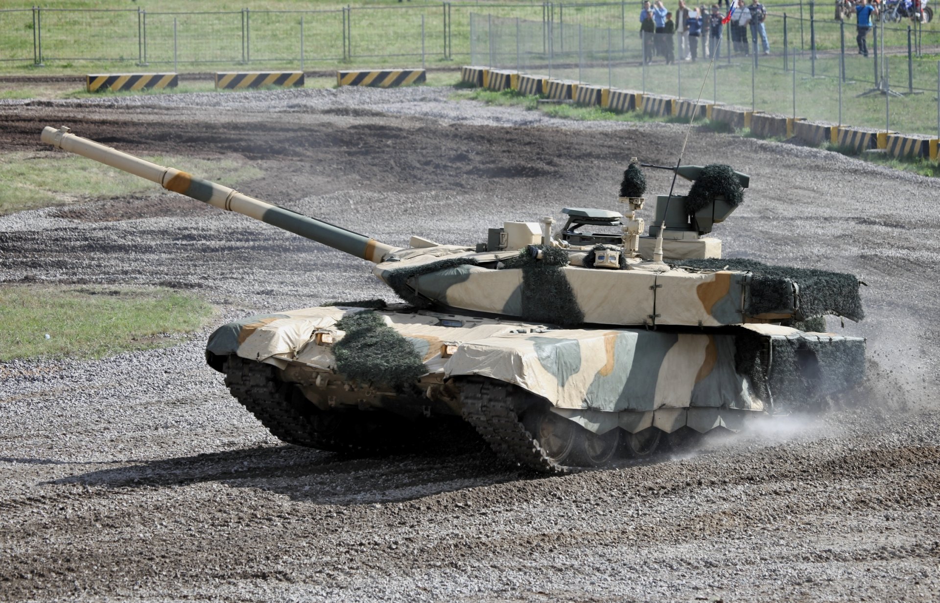 t-90ms tanque ruso en una capa disfraz polvo