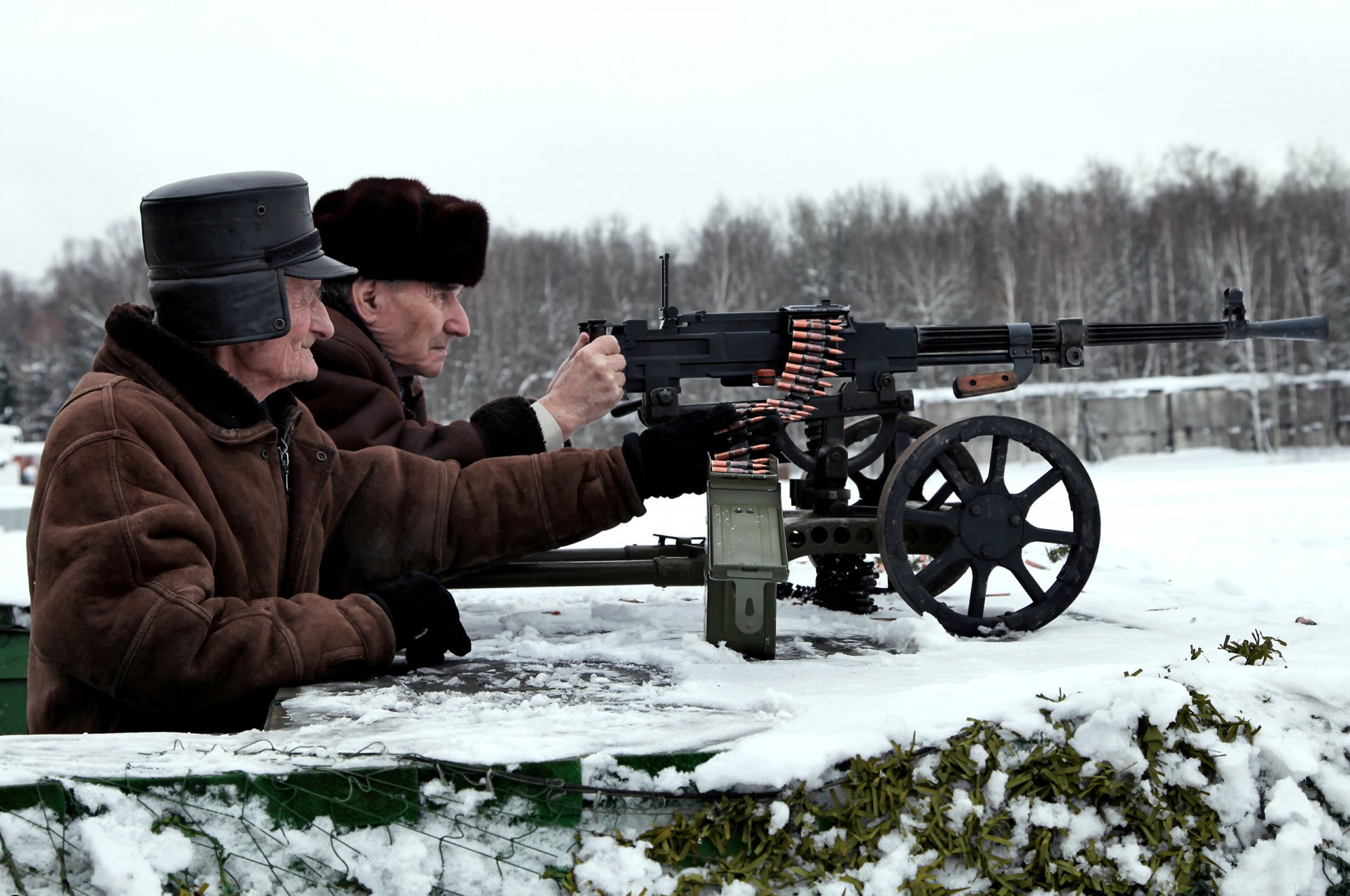 pratique tir champ de tir sélection cibles position arme chevalet mitrailleuse goryunova sgm calibre 7.62 mm anciens combattants précis visant vieux garde rappeler jeunesse ni pas en arrière chaud vêtements chapeau gants boîte ruban munitions roue machine déterminé