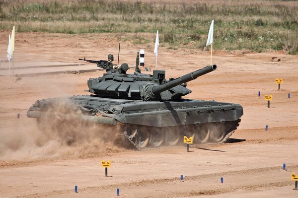 Der russische Panzer t-72 b3 durchläuft Übungen auf dem Feld