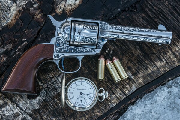 Composizione di revolver, orologio e cartucce su uno sfondo bellissimo