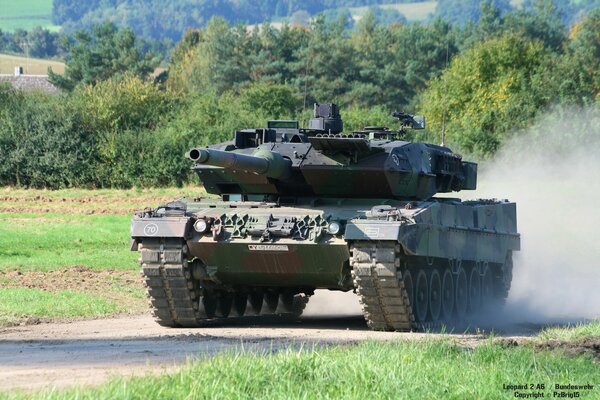 Deutscher Leopard 2a6 Panzer fährt auf der Straße