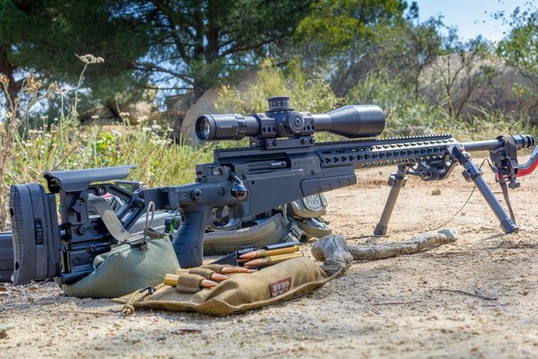 Rifle de francotirador en el cargador de munición