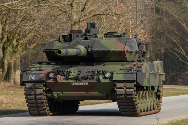 El tanque de batalla en acción es hermoso