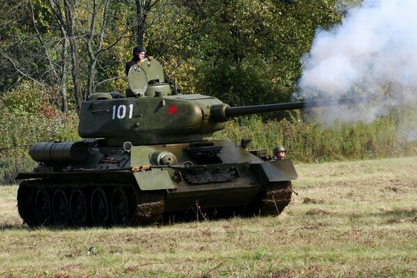 El tanque soviético T-34-85 ataca