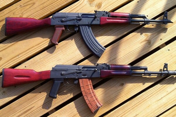 Due Kalashnikov sul pavimento di legno