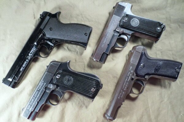 Quatre modèles de pistolets différents