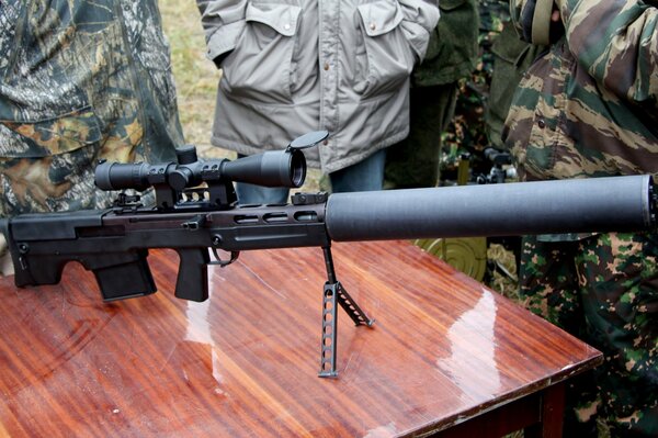 Демонстрация оружия: российская снайперская винтовка с глушителем