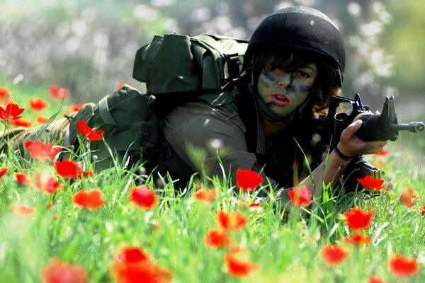 Девушка солдат с автоматом. Красный мак