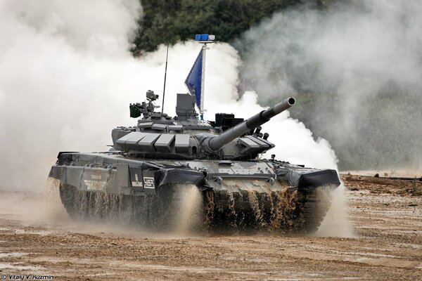 Der Tank t-72 b3 fährt im Sand in Rauch