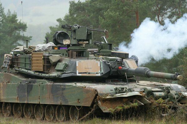 Montando un tanque en el campo de batalla