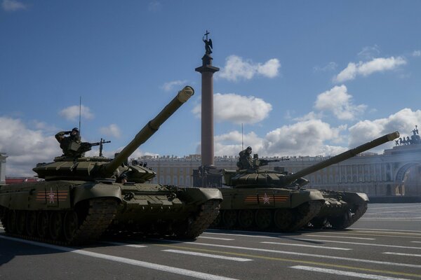 Танки на площади города Санкт-Петербурга