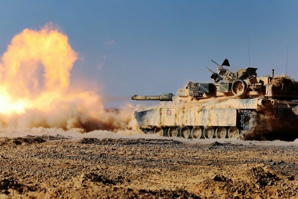 Tanque de tiro en el campo de batalla