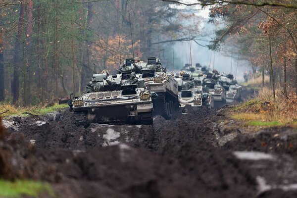 Panzer bewegen sich zum Ziel