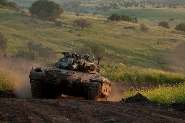 Carro armato di guida sul campo di battaglia