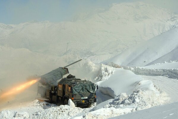 Türkische Armee-Salve-Rakete unter Schnee