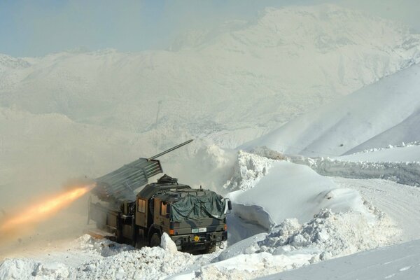 Армейская турецкая залповая ракета среди снегов