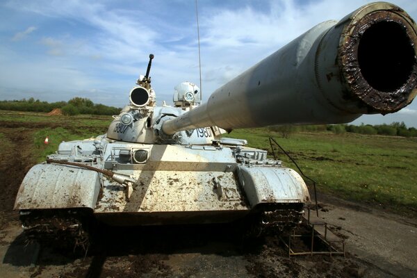 Tanque T-55 en el campo de batalla