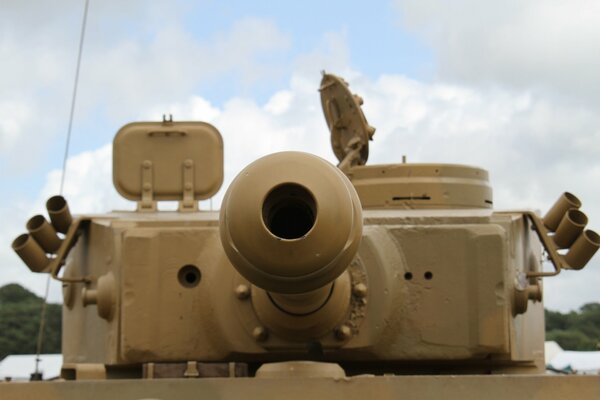 The muzzle of a German heavy tank