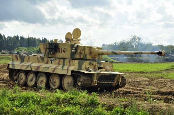 Deutscher schwerer Panzer auf dem Feld gepanzerte Fahrzeuge