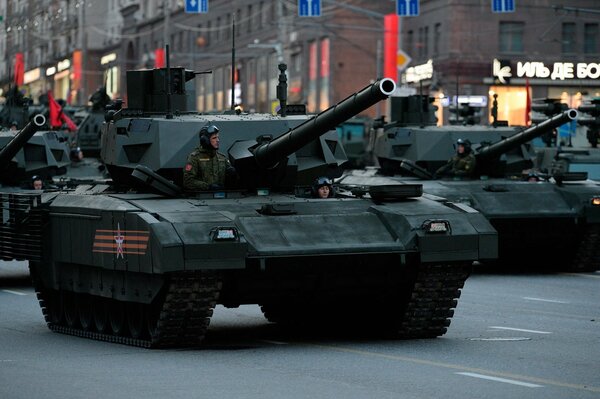 Ensayo del desfile de tanques militares