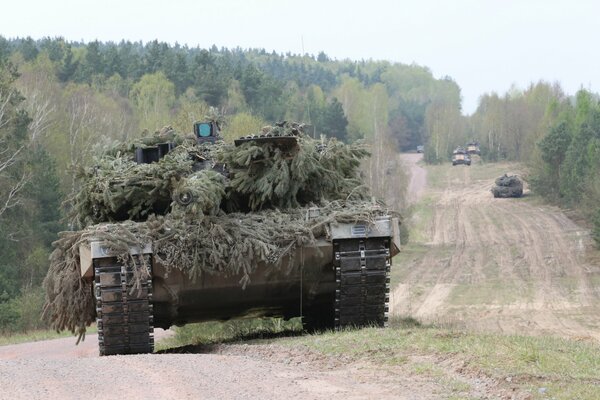 Tanque en la hierba disfrazado del enemigo