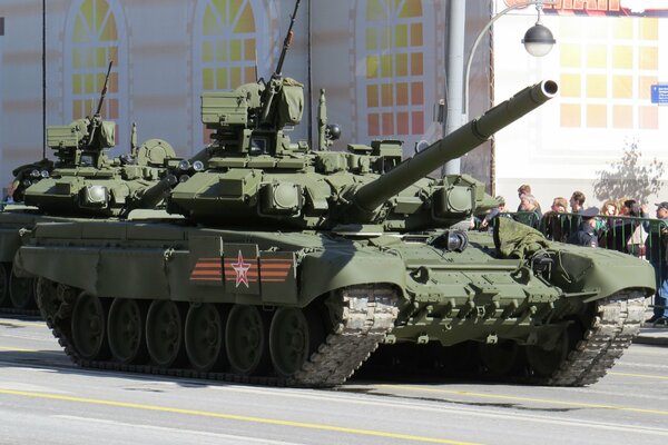 El tanque monta en el desfile de la victoria