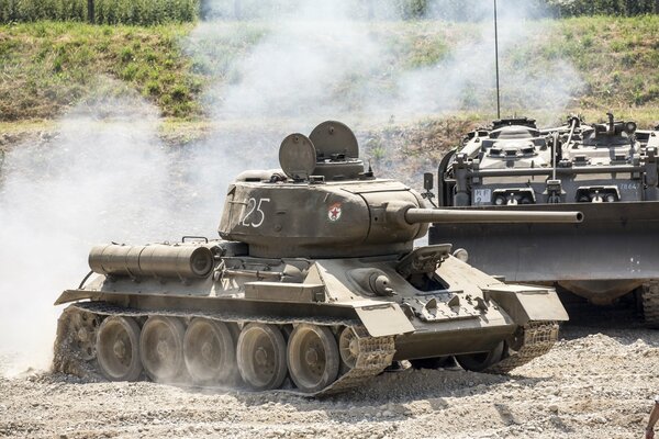 Sowjetischer Panzer t-34-95 mit Rauch