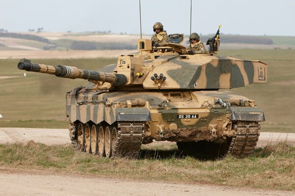 Tanque de batalla en el campo de batalla