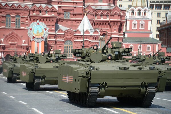 Vehículos de combate de infantería circulan por la Plaza roja
