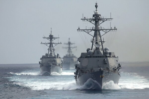Esercito navale con armi in mare