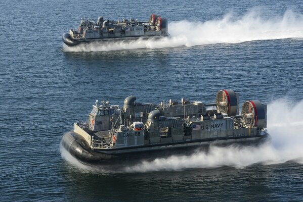 Vista del movimento degli hovercraft in mare