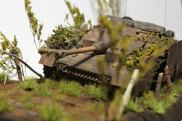 A toy model of a tank in the bushes