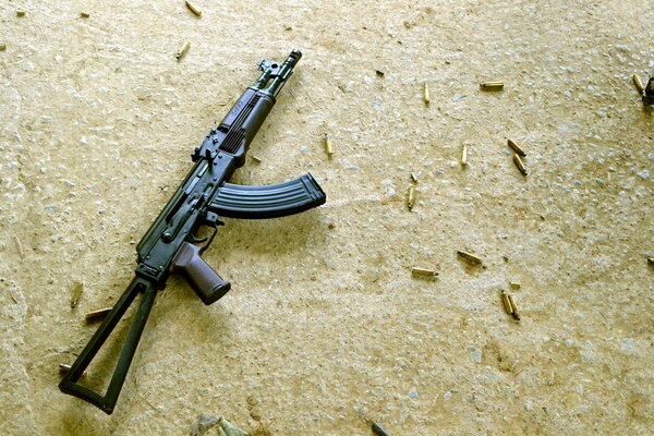 Kalachnikov Aks74u sur le sable