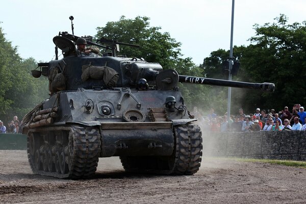 Vorführung schwerer Maschinen bei der Parade