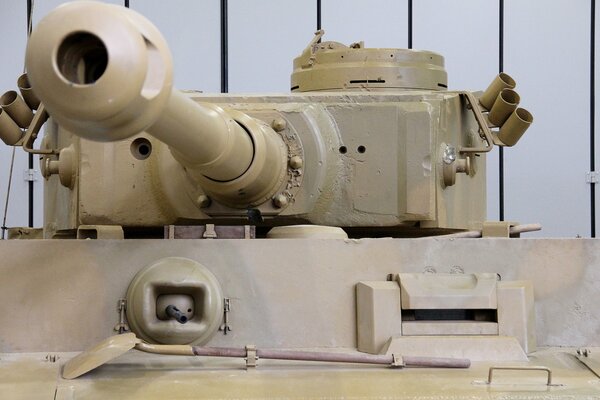 Niemiecki czołg Tygrys z ciężkim lufą