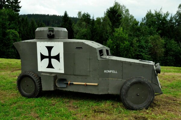 Machine-gun armored car of the First World War