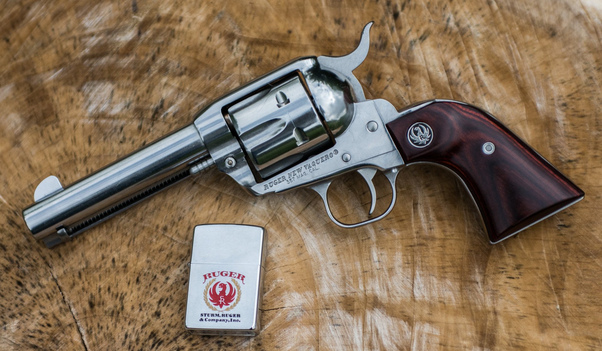 revolver ruger maniglia canna arma accendino sfondo