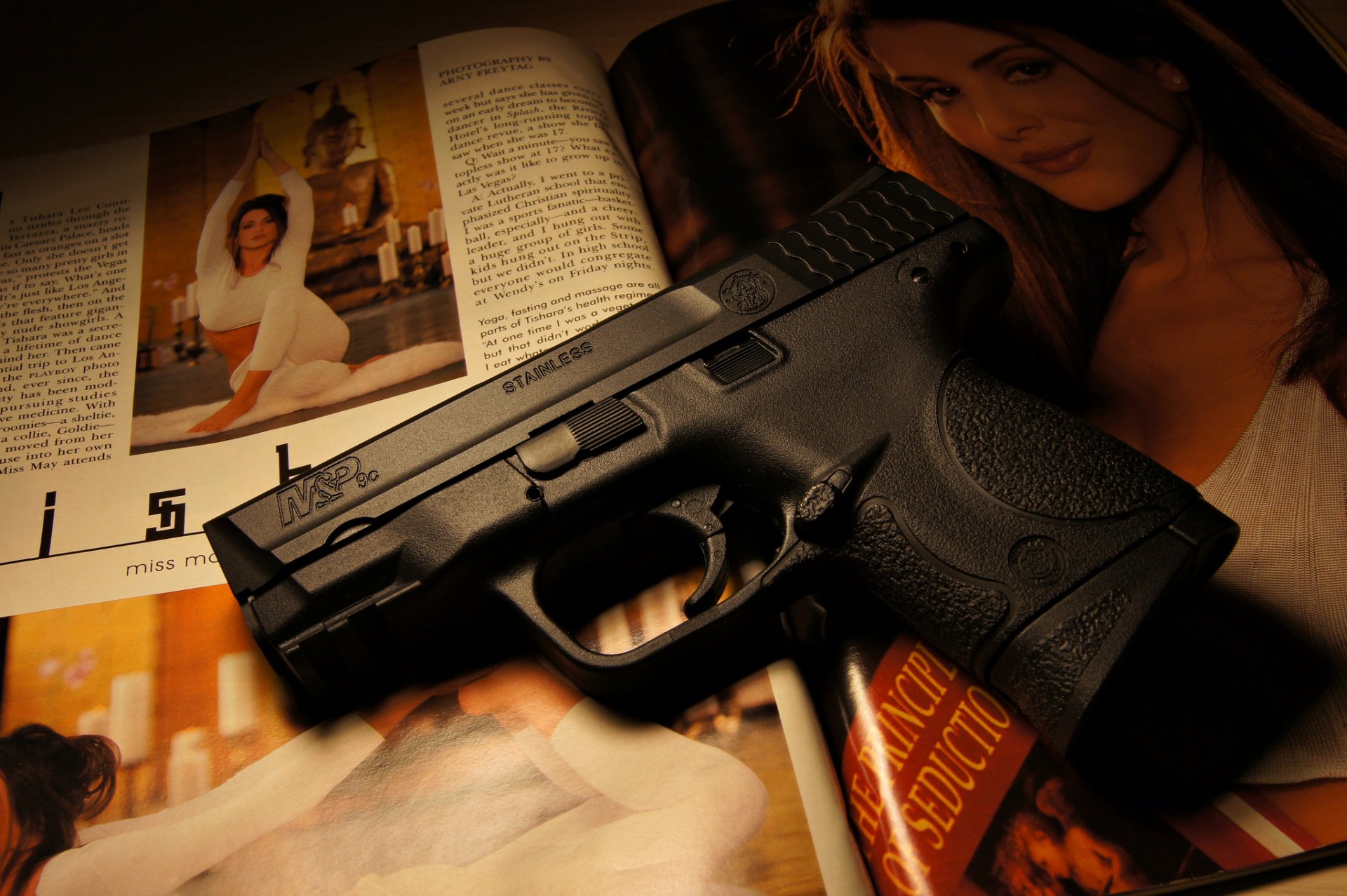 smith&wesson acciaio pistola arma rivista