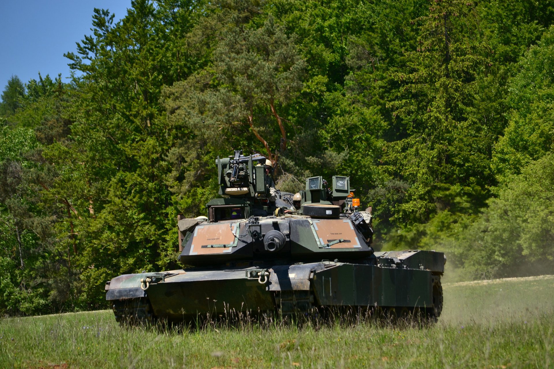 m1a2 abrams panzer gepanzerte fahrzeuge feld wald