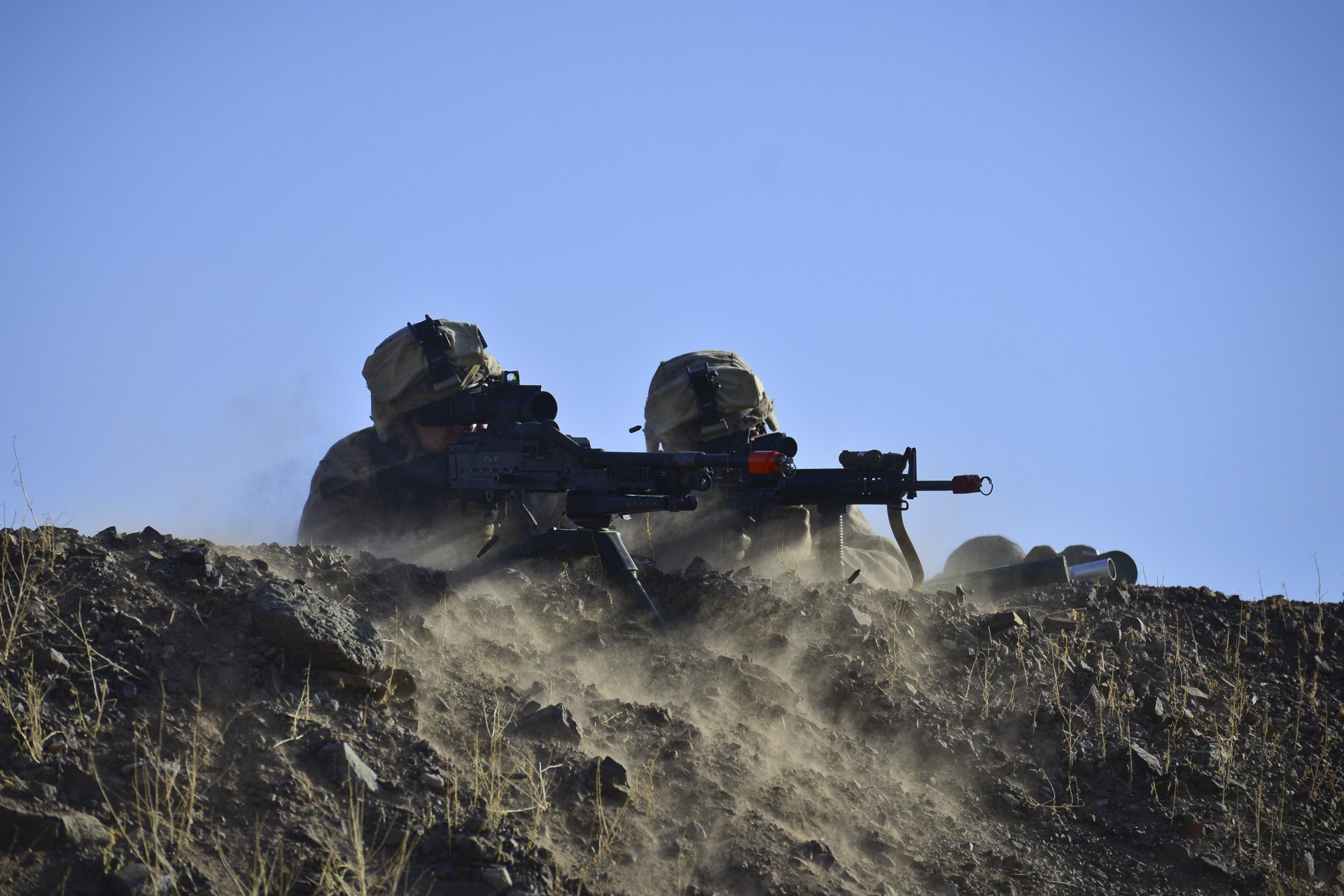 soldats marines équipement armes mitrailleuse m240b prêt en position