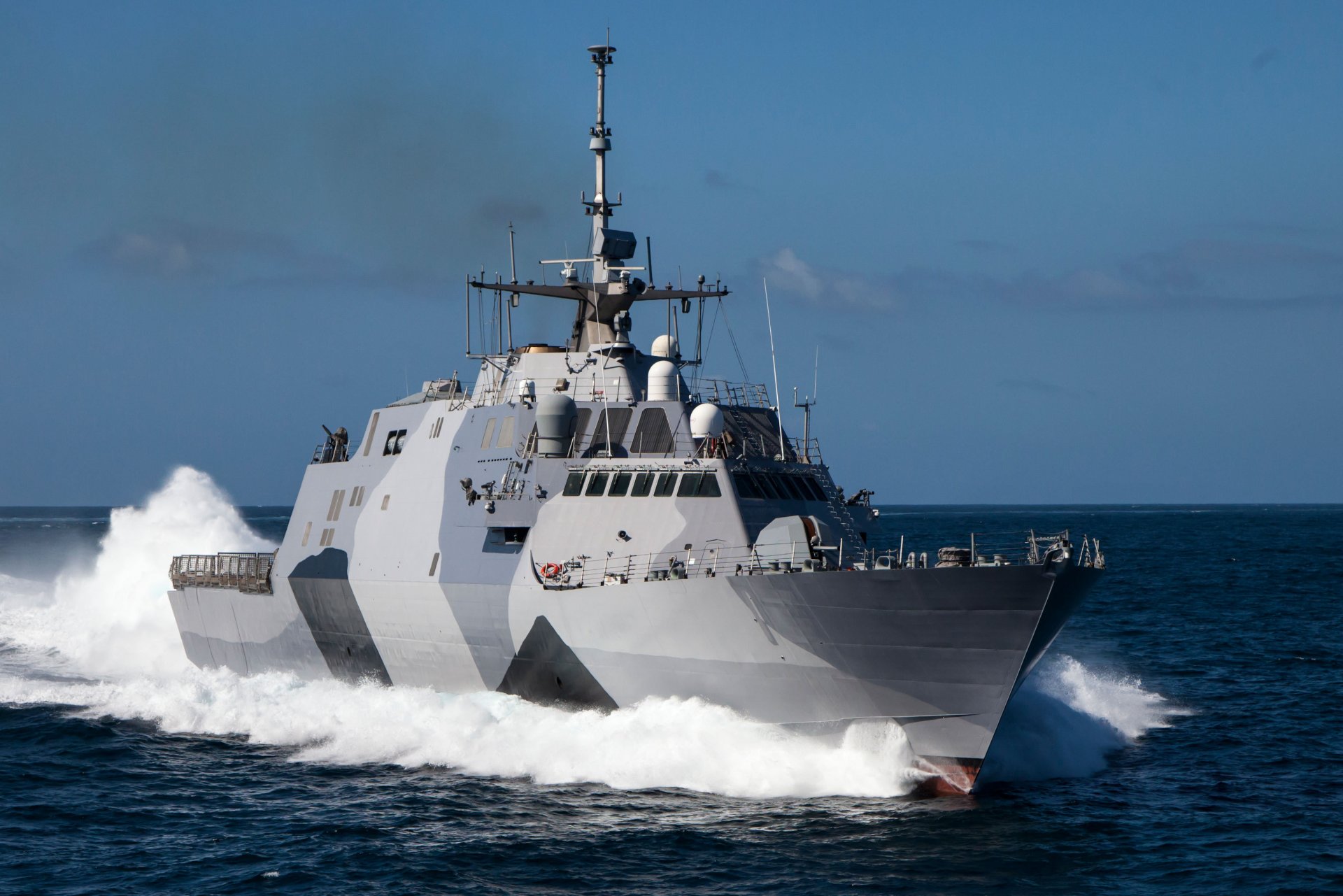 uss freedom lcs-1 freedom beachfront battle ship sea