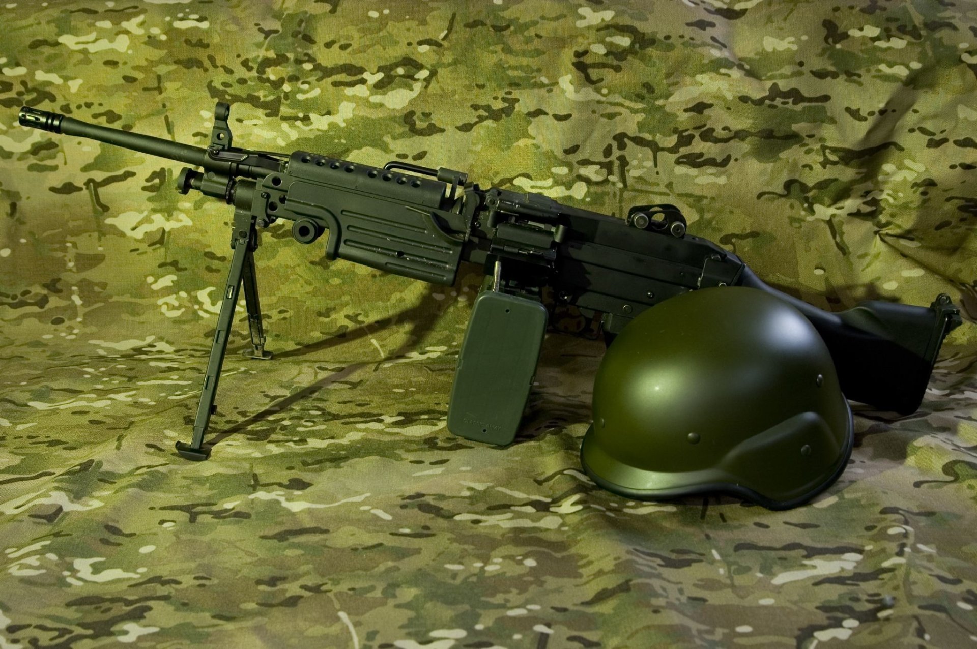 m249 minimi manual weapon helmet