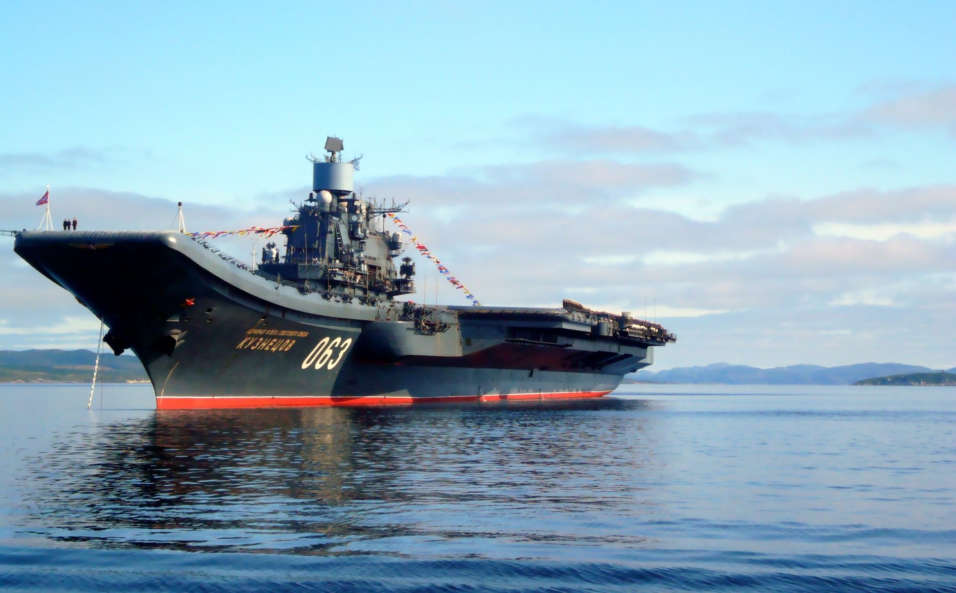 portaaviones almirante flota soviética unión kuznetsov pesado portaaviones crucero proyecto 1143.5 armada federación de rusia rusia urss marineros norte flota murmansk mar cielo montañas colinas almirante flota soviética unión g