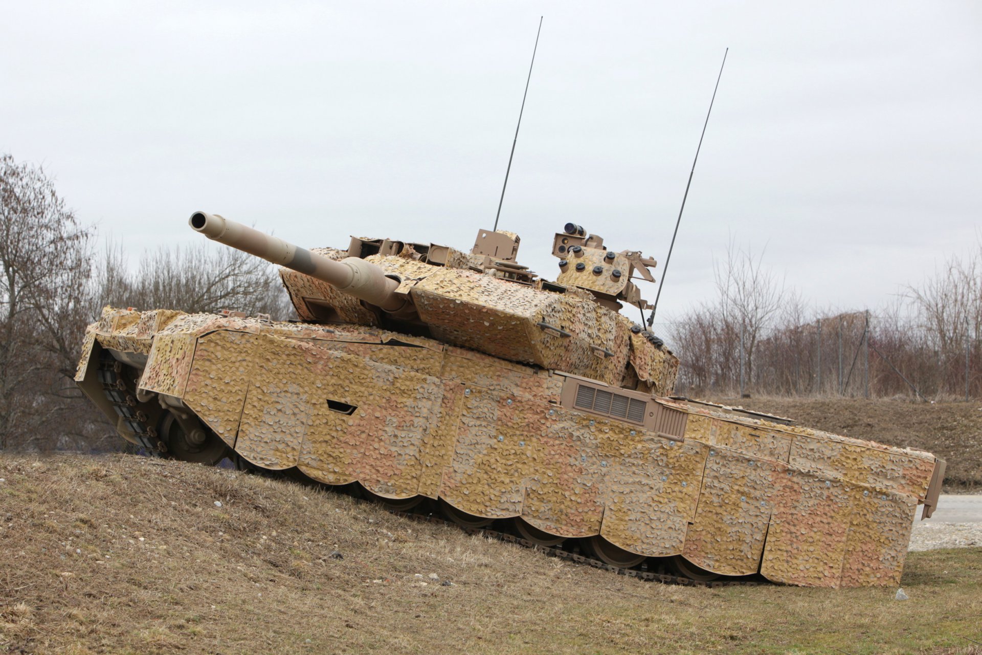 léopard 2a7 + réservoir allemagne matériel militaire véhicules blindés camouflage