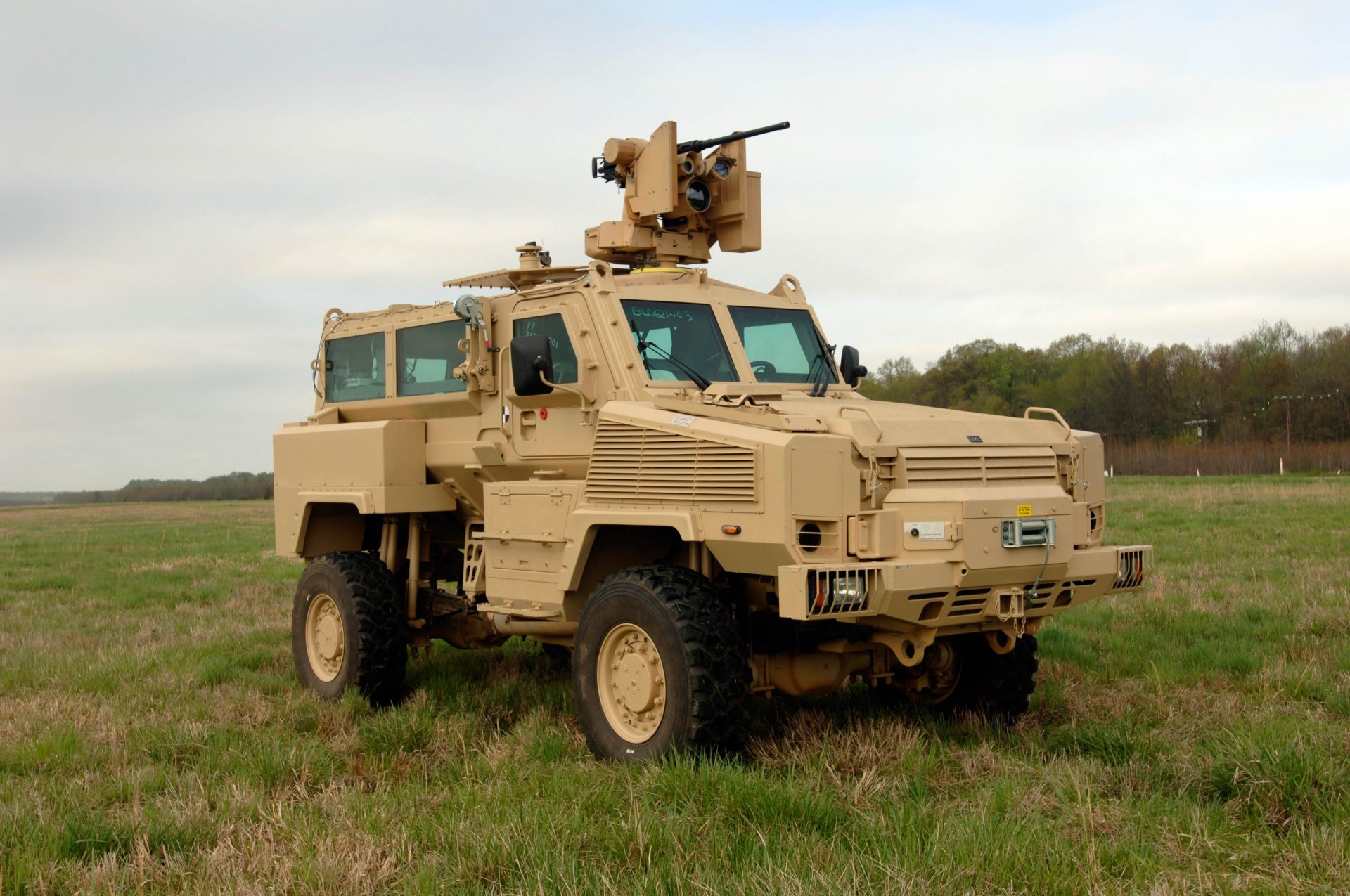 rg-33 all-wheel drive armored car the field gra